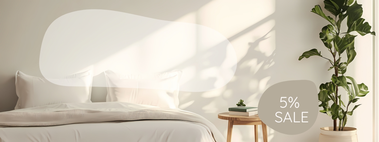 Titelbild mit einem gemütlichen Bett, eine grünen Pflanze und einem kleinen Nachtisch. Dort wird der Rabatt von 5% angezeigt.